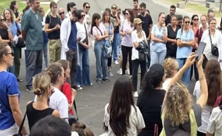 Los médicos protestaron frente a Casa de Gobierno en reclamo de “salario digno” y “escalafón transparente”