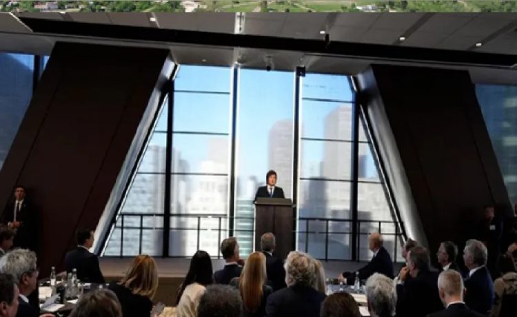 En Nueva York, Milei aseguró que los empresarios que defienden la industria nacional son “unos chorros”
