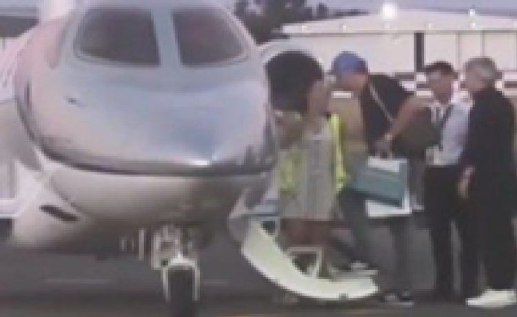 adorni Jefe de gabinete de Milei envuelto en polémica que incluye avión privado a Punta del Este