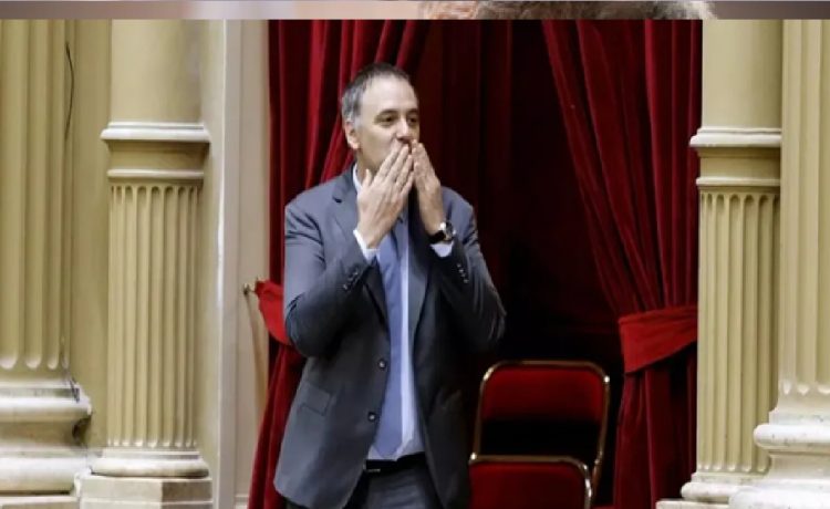 Adorni declaró un patrimonio de solo 50.000 dólares y crecen las dudas por sus viajes de alto costo