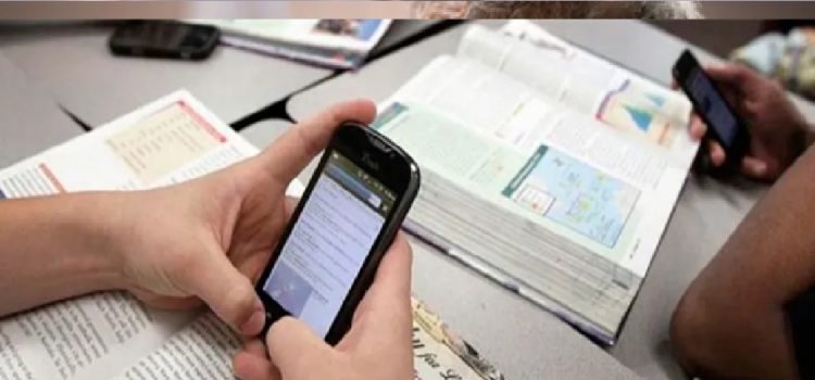 En una escuela secundaria de Concordia restringen el uso del celular