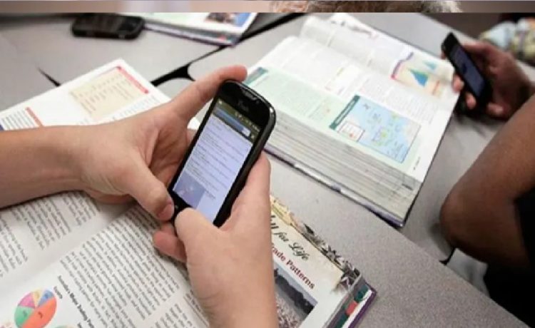 En una escuela secundaria de Concordia restringen el uso del celular