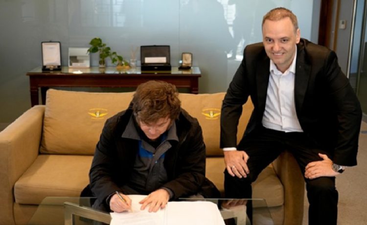 Adorni dijo que su esposa viajó a Nueva York invitada por Milei y sembró sospechas sobre el video de su vuelo a Punta del Este