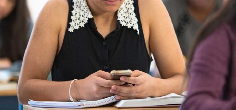 Diputado colorado propone prohibir los celulares en centros educativos: Este es su proyecto de ley