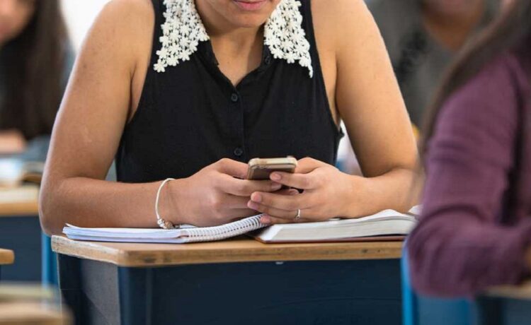 Diputado colorado propone prohibir los celulares en centros educativos: Este es su proyecto de ley