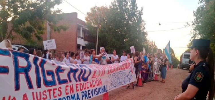 Visita de Frigerio a Colón: Docentes se manifestaron por salarios y en contra de la reforma del sistema previsional