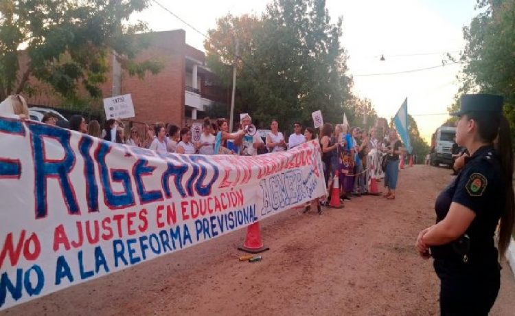 Visita de Frigerio a Colón: Docentes se manifestaron por salarios y en contra de la reforma del sistema previsional