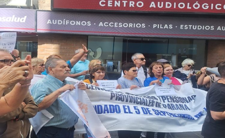 Jubilados y trabajadores protestaron frente a la Caja contra la reforma previsional