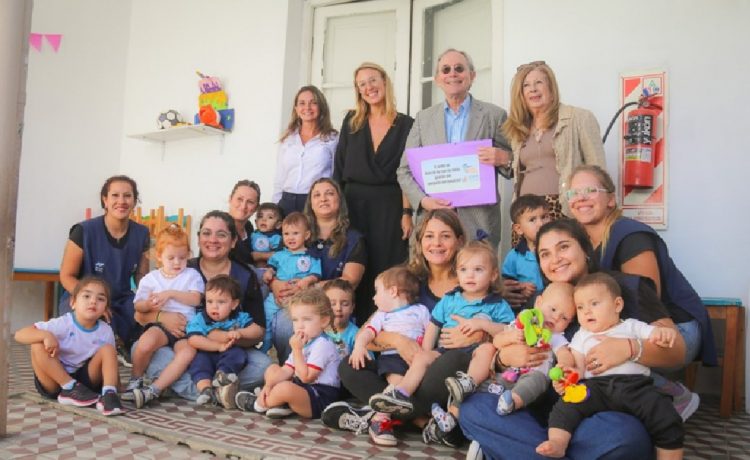 Pipo Pescador llevó su música y sus historias a distintos espacios educativos de la ciudad