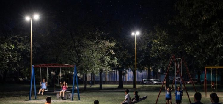 Los espacios de esparcimiento del Parque Unzué cuentan con nueva luminaria LED