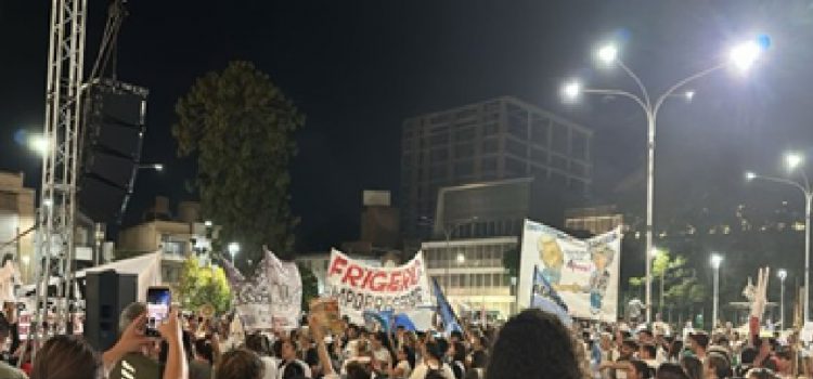 Docentes coparon las calles y presionan al gobierno por salarios