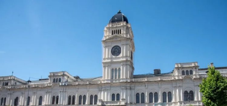 El gobierno descontó a los docentes 2 de los 3 paros de marzo