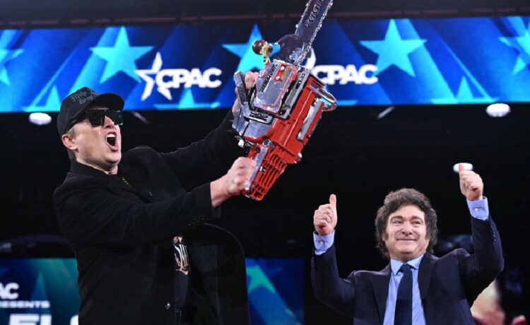 Javier Milei se reunió con Elon Musk en las oficinas de DOGE y le regaló una motosierra