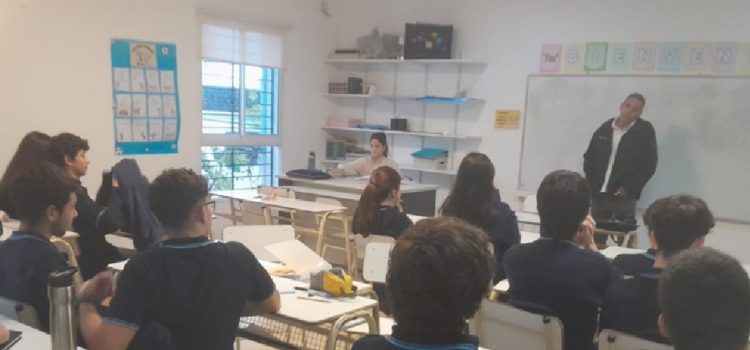 Estudiantes de orientación en turismo dialogaron con el director de Gestión Turística