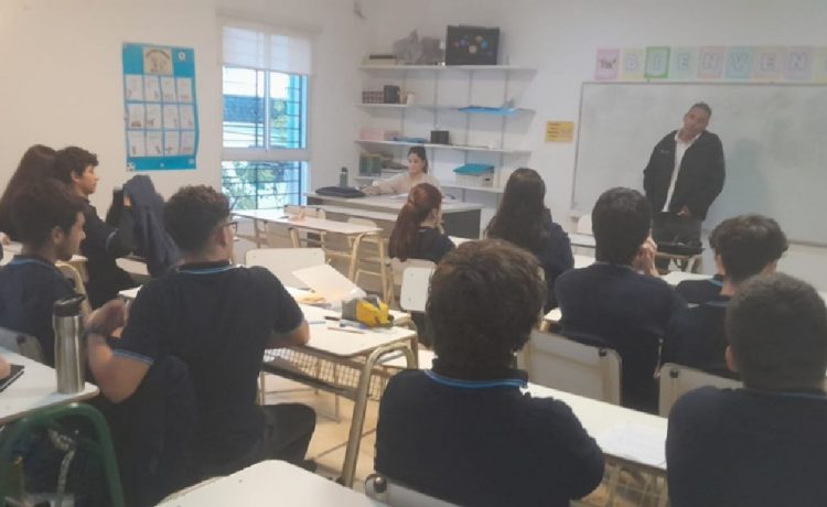 Estudiantes de orientación en turismo dialogaron con el director de Gestión Turística