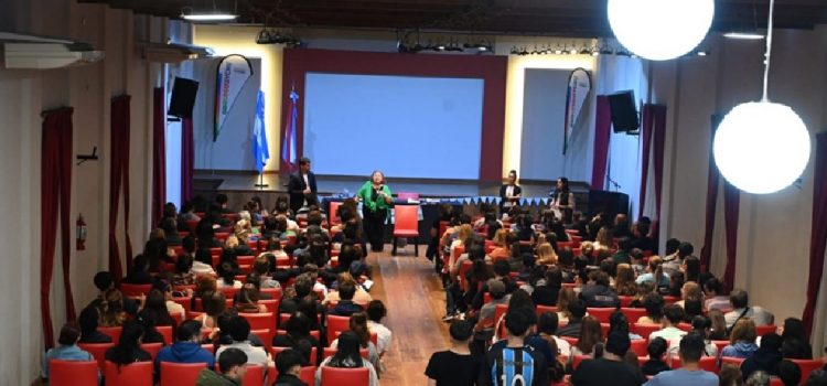 Primer encuentro con estudiantes y familias para organizar la Fiesta del 25 de Mayo
