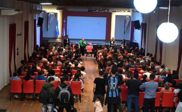 Primer encuentro con estudiantes y familias para organizar la Fiesta del 25 de Mayo