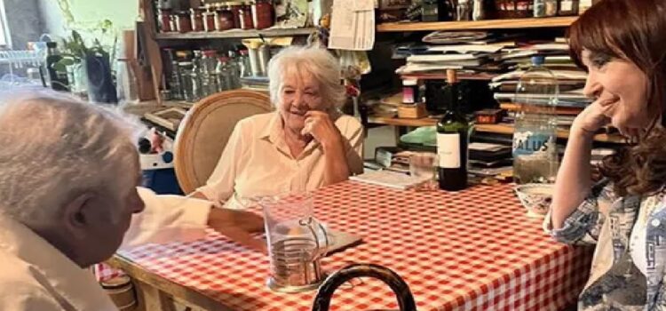 Cristina Fernández estuvo en Montevideo y se reunió con el expresidente José Mujica, en un encuentro de "viejos amigos"