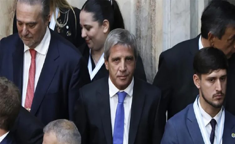 El ministro Luis Caputo se quedó con $1.165.491 millones que por ley estaban destinados a arreglar las rutas