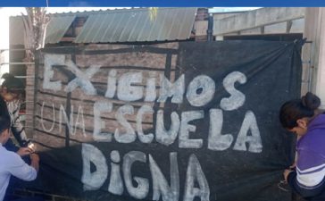 Estudiantes reclamaron frente a la escuela: piden más personal y que completen horas cátedra