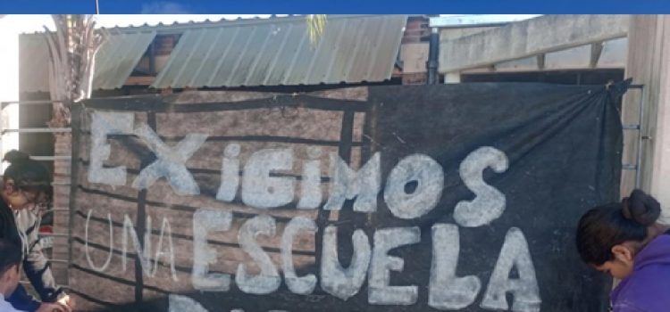 Estudiantes reclamaron frente a la escuela: piden más personal y que completen horas cátedra