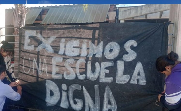 Estudiantes reclamaron frente a la escuela: piden más personal y que completen horas cátedra