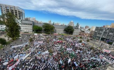marcha en parana Las dos plazas, Frigerio y el diario de Yrigoyen
