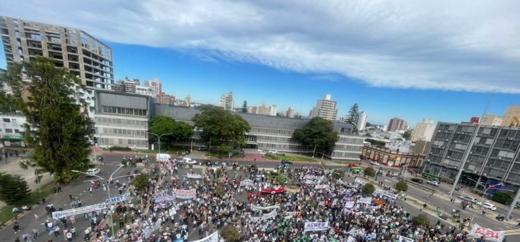 marcha en parana Las dos plazas, Frigerio y el diario de Yrigoyen