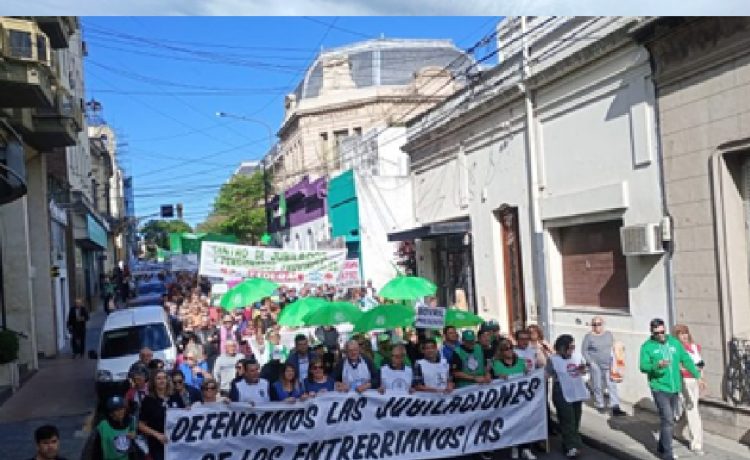 Trabajadores coparon las calles de Paraná contra la reforma jubilatoria del gobierno