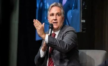 Llaryora le dio 40% de aumento a los docentes y blanquea la crisis inflacionaria del plan de Milei