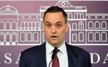 Adorni se presenta en Diputados bajo presión política y cuestionamientos