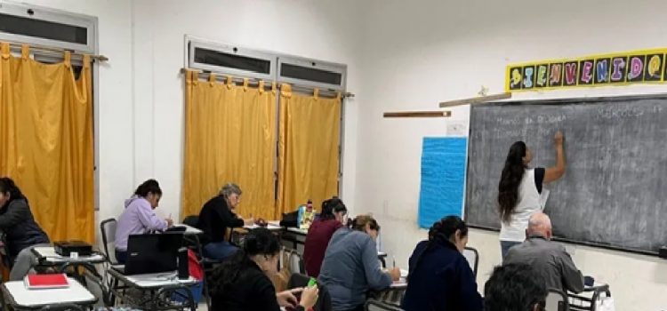Informe especial: escuelas de jóvenes y adultos, donde se aprende a sobrevivir