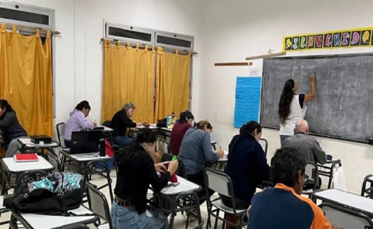 Informe especial: escuelas de jóvenes y adultos, donde se aprende a sobrevivir