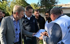 Docentes y gremios entregaron un petitorio a Frigerio en su visita a Gualeguaychú