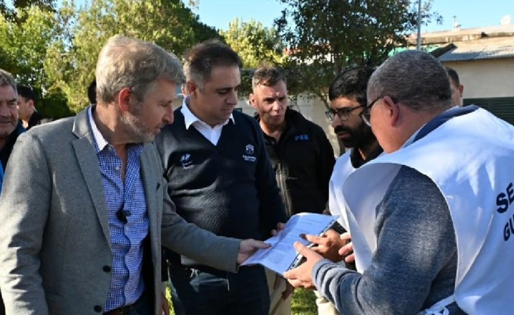 Docentes y gremios entregaron un petitorio a Frigerio en su visita a Gualeguaychú