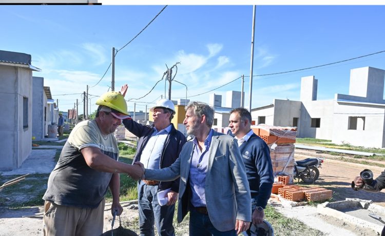 Frigerio recorrió viviendas en construcción y ratificó la finalización de obras habitacionales en Gualeguaychú