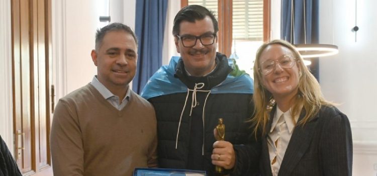 Davico recibió a Gervasio Larrivey tras ganar el Martín Fierro como Mejor Maquillador