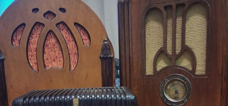 El Museo de la Memoria Popular inaugura una muestra de radios antiguas en Casa De Deken