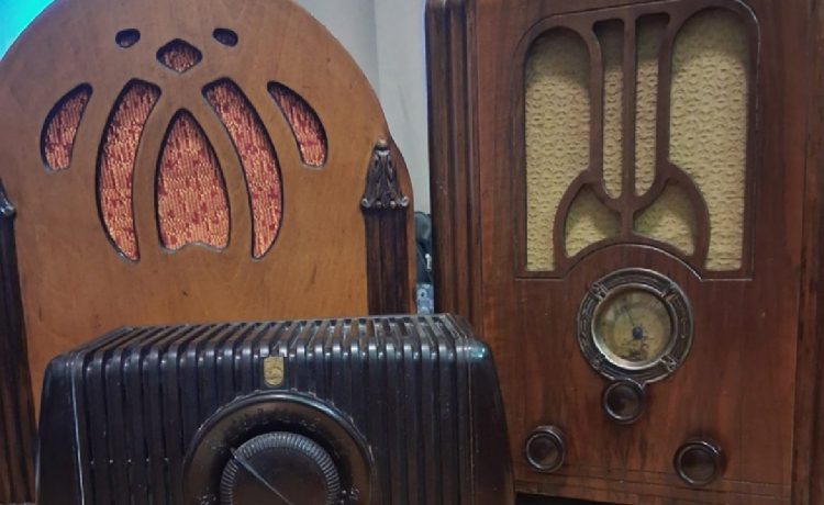 El Museo de la Memoria Popular inaugura una muestra de radios antiguas en Casa De Deken