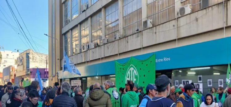 Acto frente a la Caja de Jubilaciones: gremios endurecieron críticas contra Frigerio y apuntaron contra UPCN