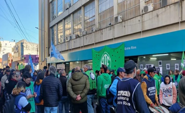 Acto frente a la Caja de Jubilaciones: gremios endurecieron críticas contra Frigerio y apuntaron contra UPCN