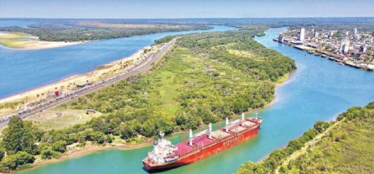 Arriba un ultramarino al puerto de Concepción del Uruguay