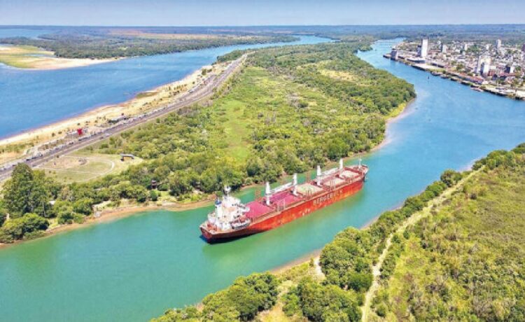 Arriba un ultramarino al puerto de Concepción del Uruguay