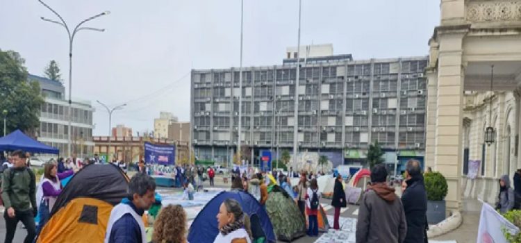 AGMER acampa frente a Casa Gris: cuestionan el ingreso del proyecto de reforma jubilatoria al Senado
