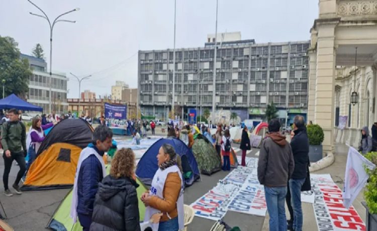 AGMER acampa frente a Casa Gris: cuestionan el ingreso del proyecto de reforma jubilatoria al Senado
