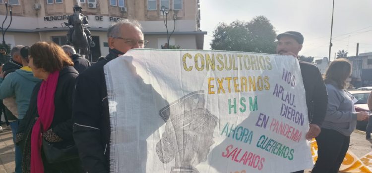 Personal de salud, docentes y jubilados realizaron una protesta en Paraná para visibilizar reclamos salariales y rechazar la reforma previsional.