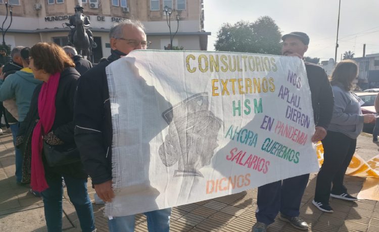 Personal de salud, docentes y jubilados realizaron una protesta en Paraná para visibilizar reclamos salariales y rechazar la reforma previsional.