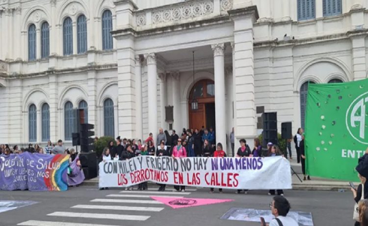 Una multitudinaria convocatoria replicó en Paraná la marcha Ni Una Menos