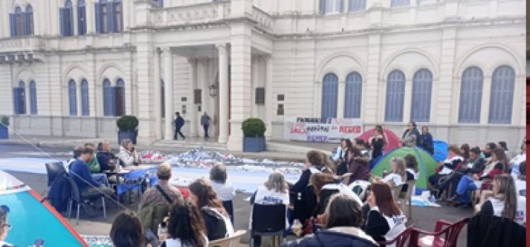 Reforma previsional: Docentes sostienen el acampe frente a Casa de Gobierno