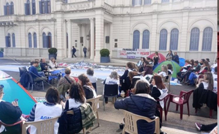 Reforma previsional: Docentes sostienen el acampe frente a Casa de Gobierno